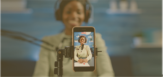 Smartphone monté sur trépied diffusant un TikTok LIVE — coaching Anaya Live Agency